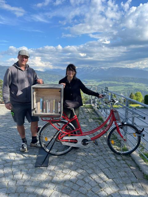 Martina mit Johannes Argast Holzhandwerk