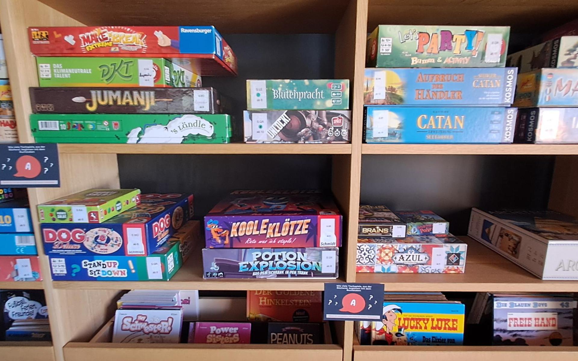 Regal mit Spielen