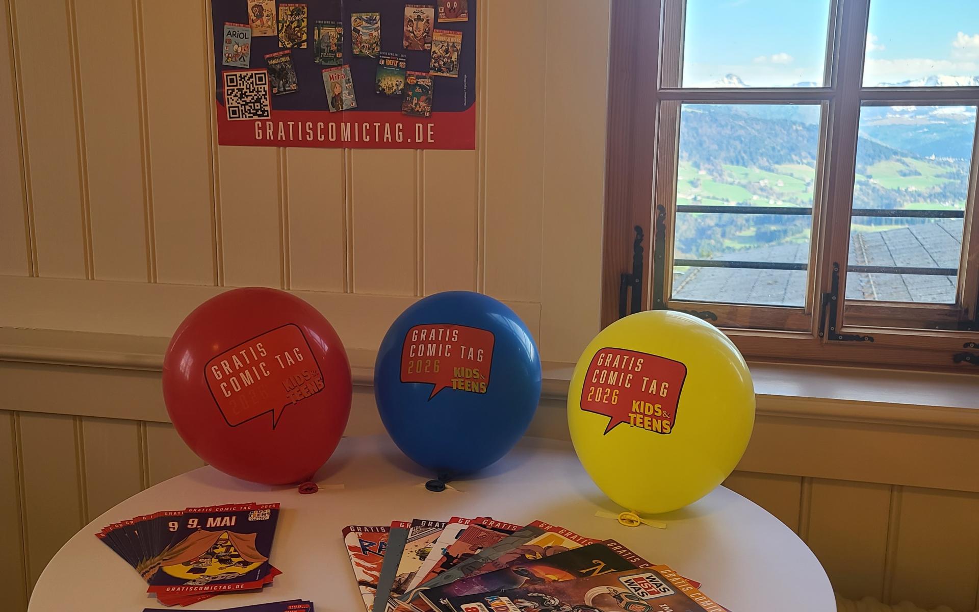 Thementisch mit Luftballons, Stickers, Comics
