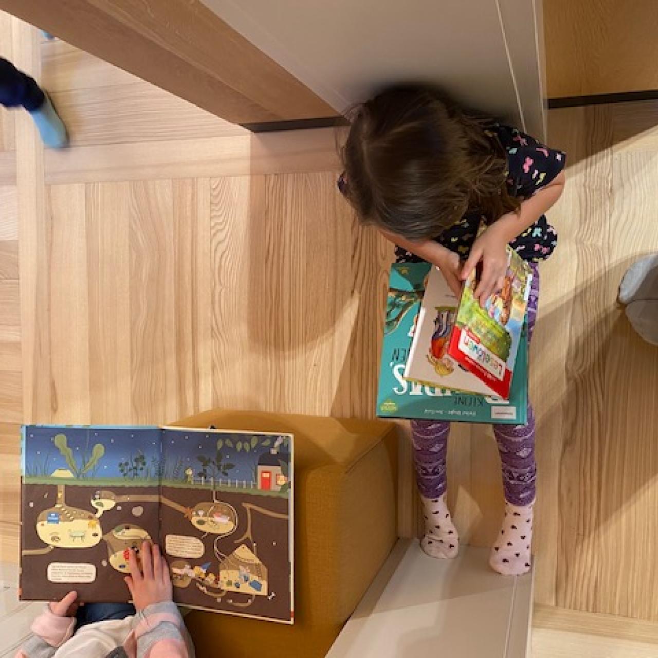 Kinder beim Lesen