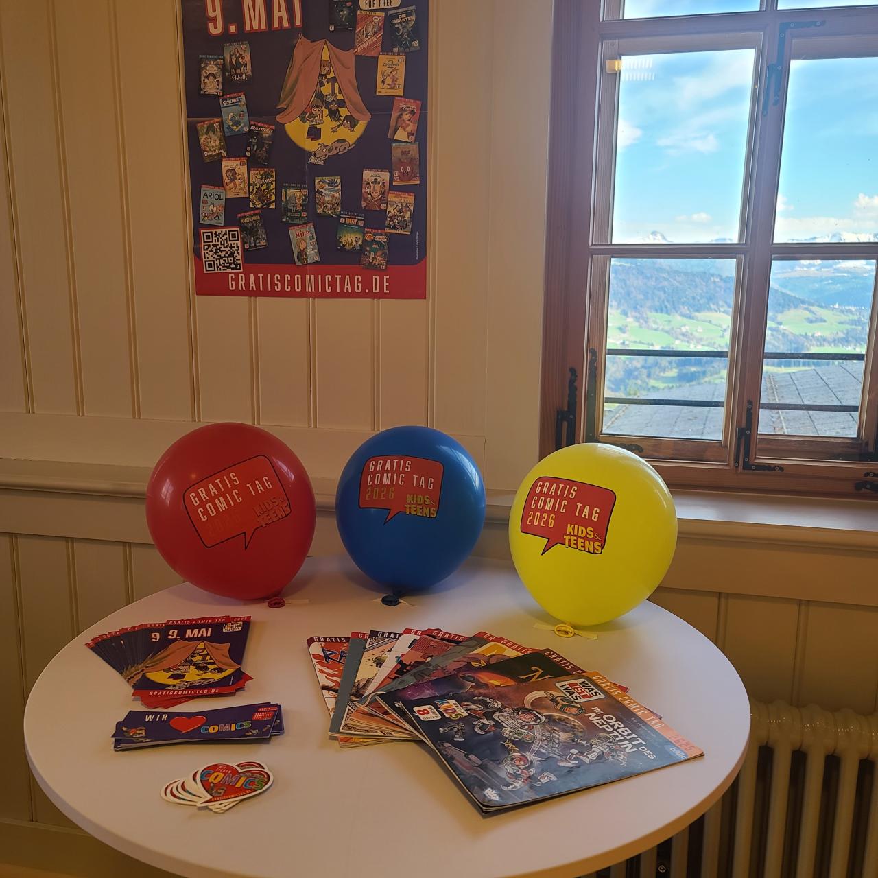 Thementisch mit Luftballons, Stickers, Comics